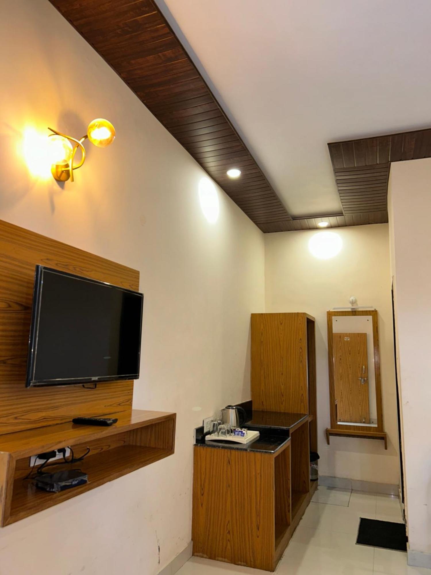 Hotel Maya Regency Bhimtal Exterior photo